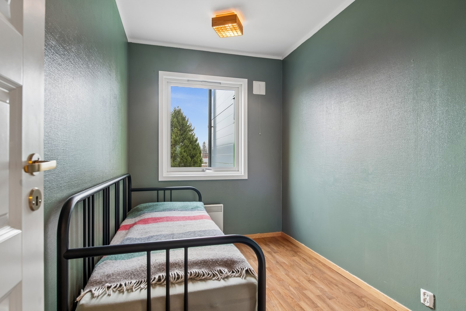 Det minste soverommet med plass til enkeltseng og garderobe. Galleribilde