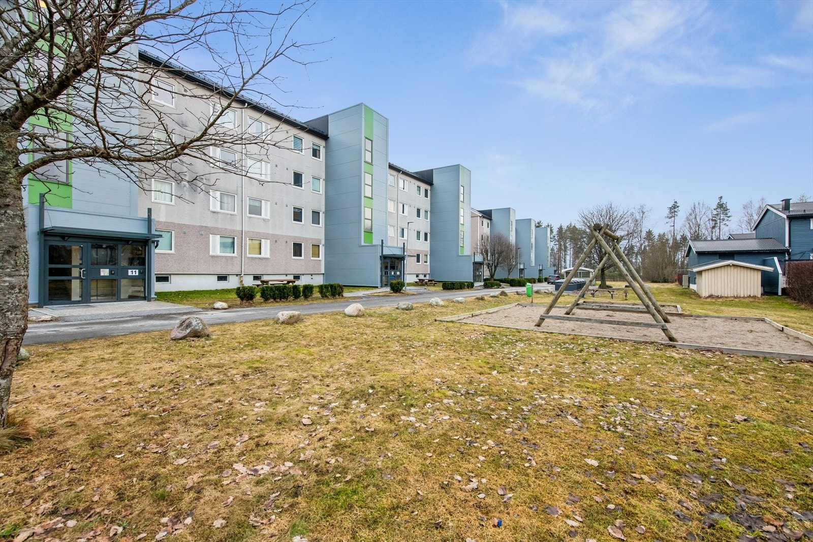 Fellesarealene er opparbeidet med plen, hekk og lekeplass. Galleribilde