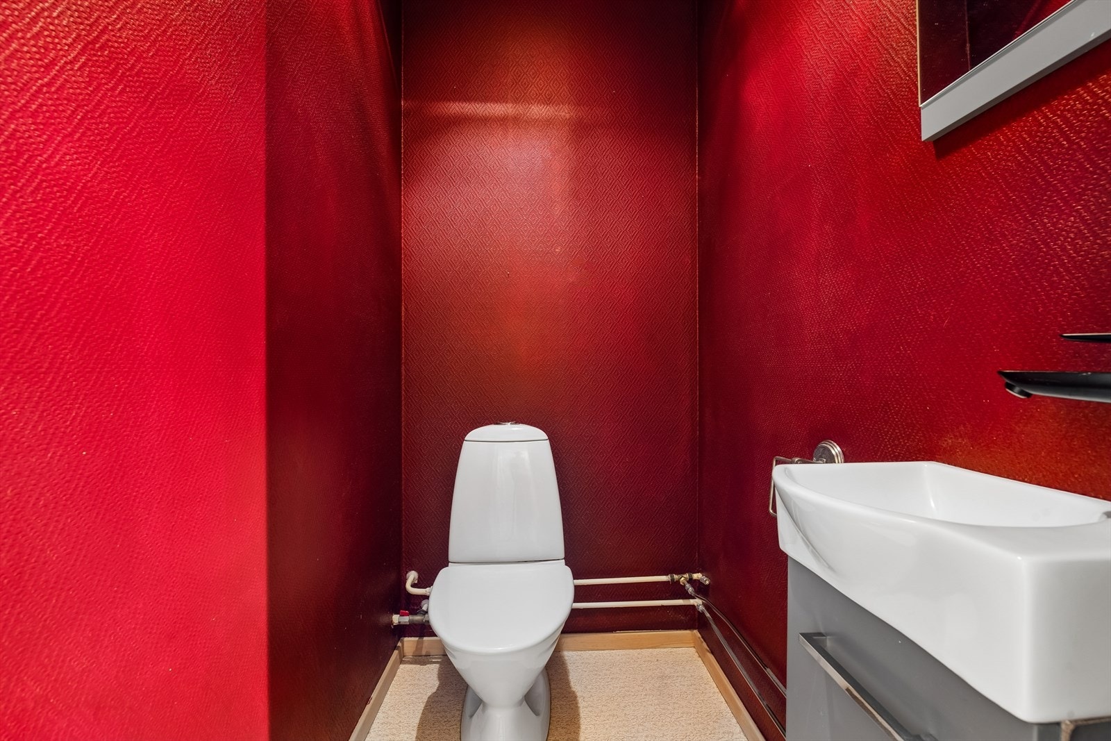 Separat toalettrom som ble modernisert med ny servantinnredning i 2021. Her er også leilighetens hovedstoppekran plassert. Galleribilde