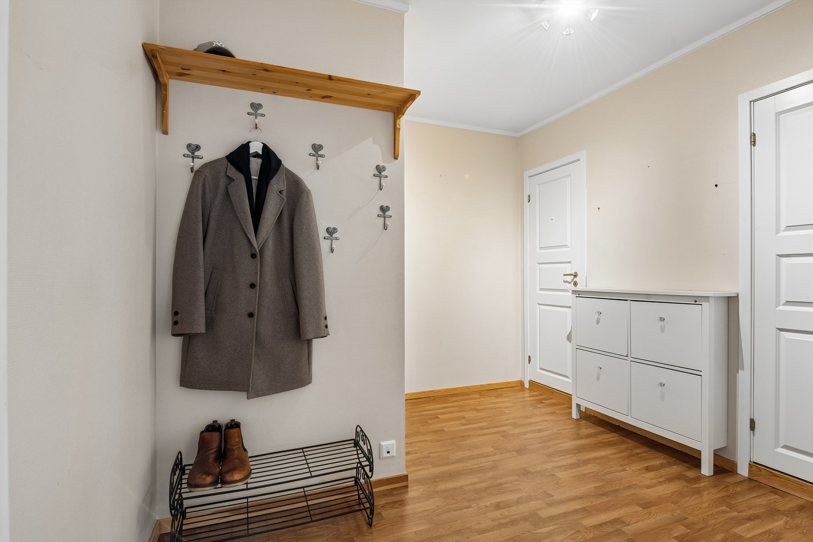 God plass til oppbevaring av yttertøy og sko. Galleribilde