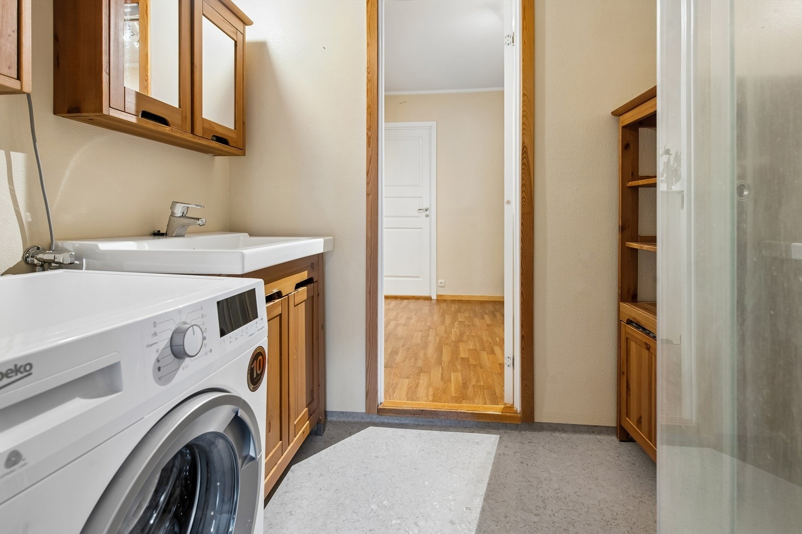 Praktisk innredning med nedfelt servant og speilskap. En stråleovn over døren gir ekstra varme. Galleribilde