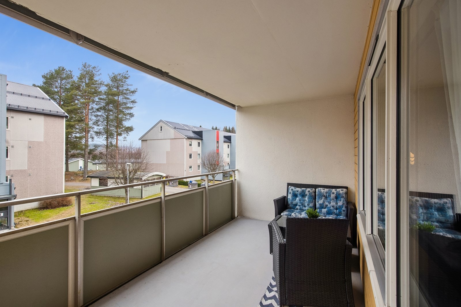 Balkongen har rekkverk av aluminium kledd med tette fasadeplater. Galleribilde