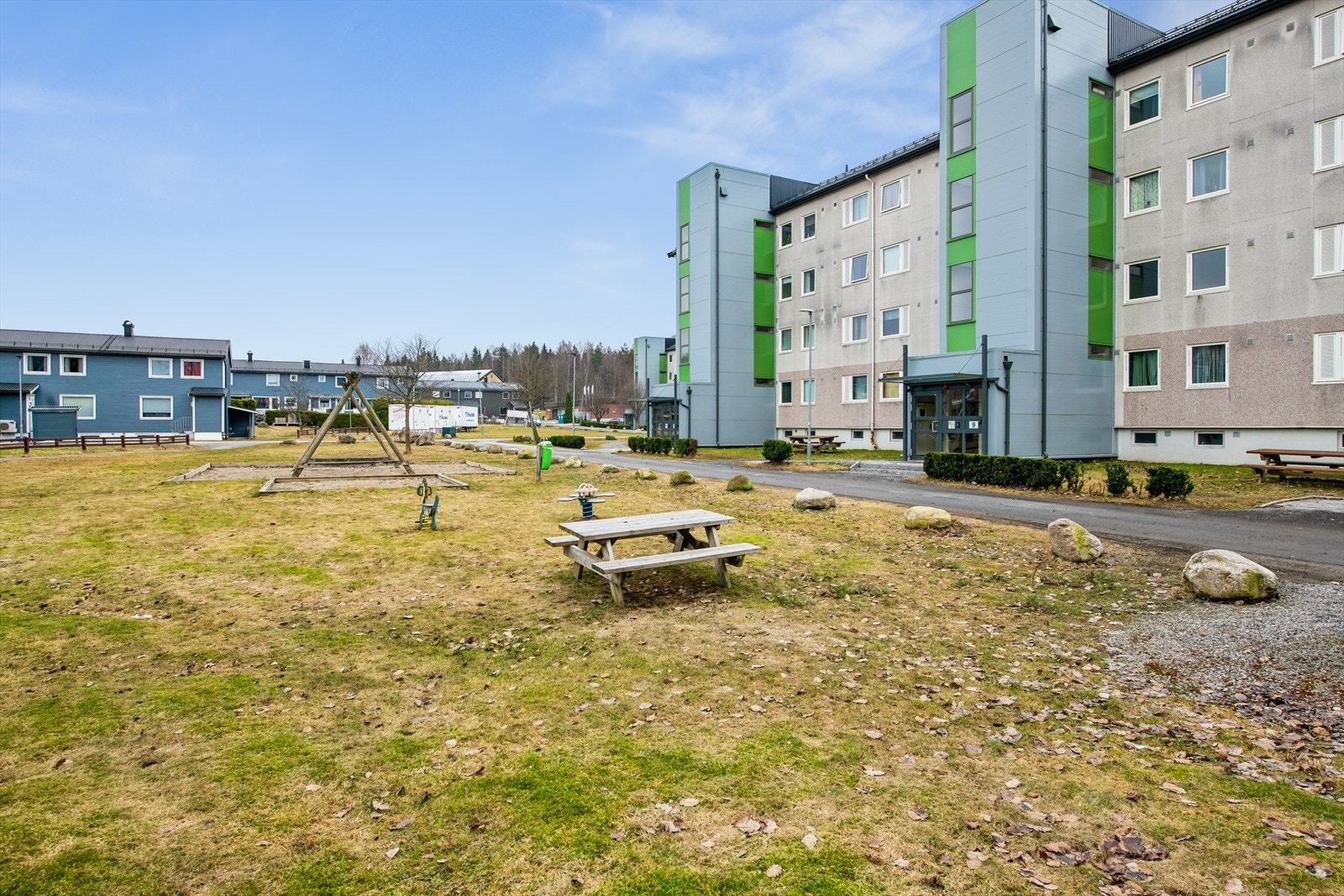 Borettslaget har en egen vaktmester, og TV og internett er inkludert i felleskostnadene. Galleribilde