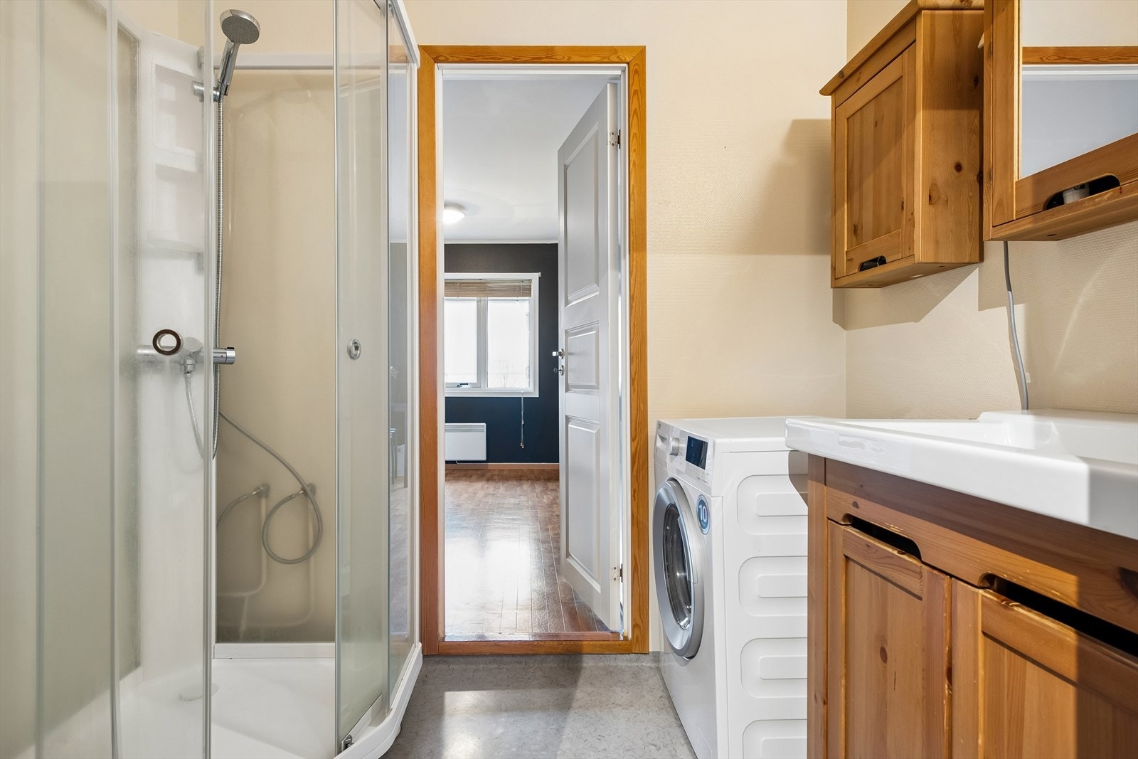 Badet har opplegg for vaskemaskin og et dusjkabinett som ble installert i 2022. Galleribilde