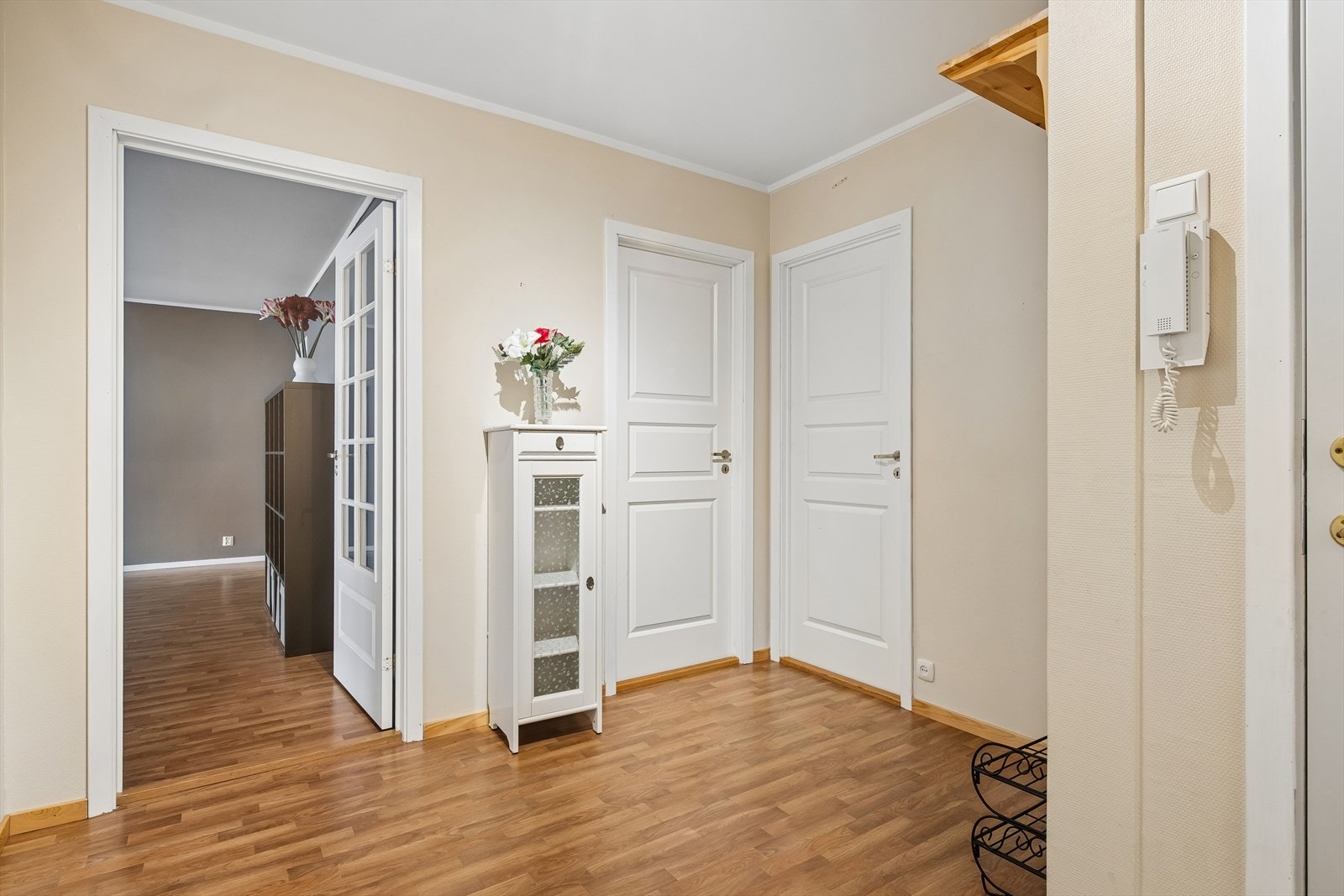 Fra gangen ser du inn mot stuen gjennom en profilert dør med glassfelt, som gir et fint lysinnslipp. Galleribilde