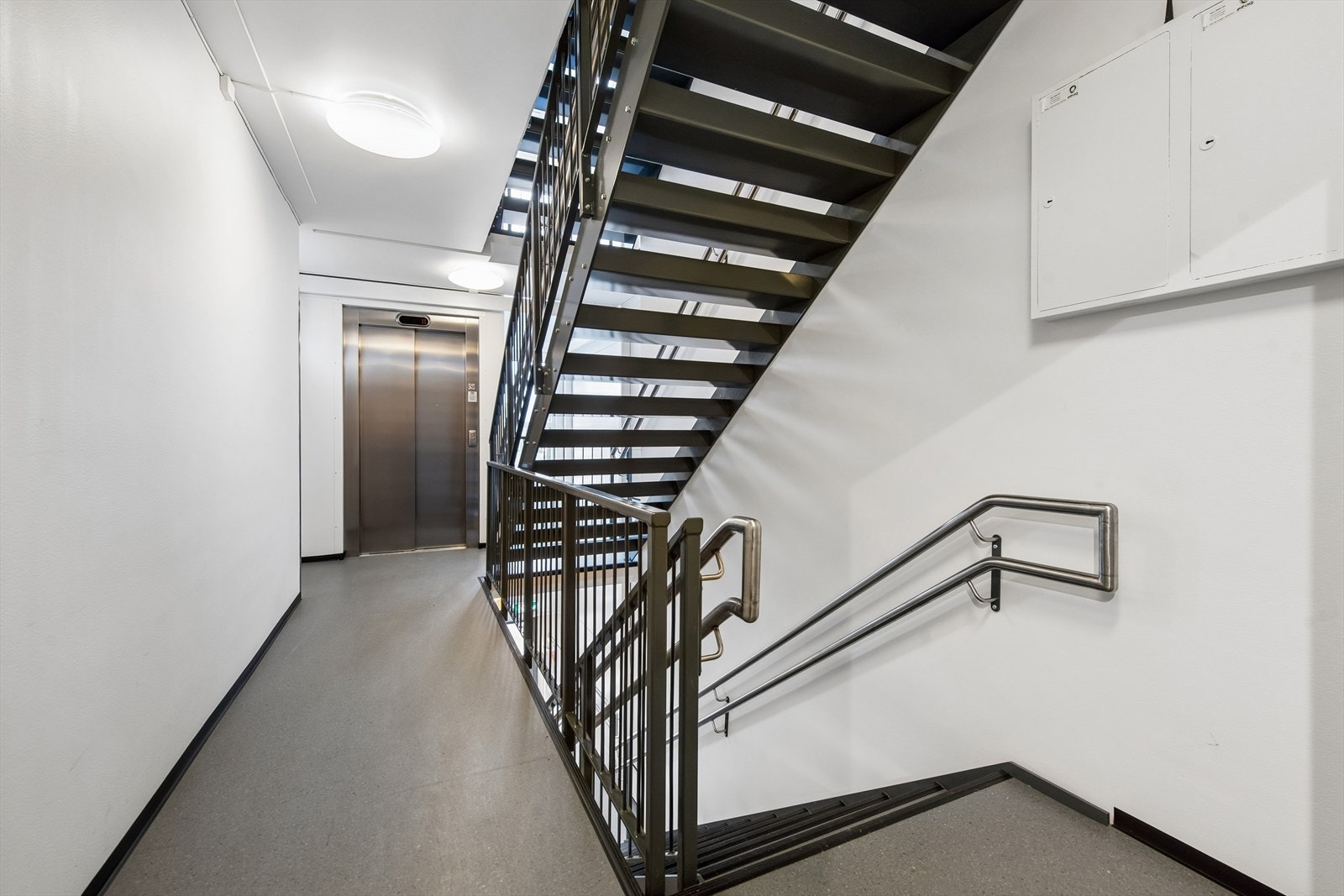 Bygget har heis, som gir enkel adkomst til leiligheten. Galleribilde