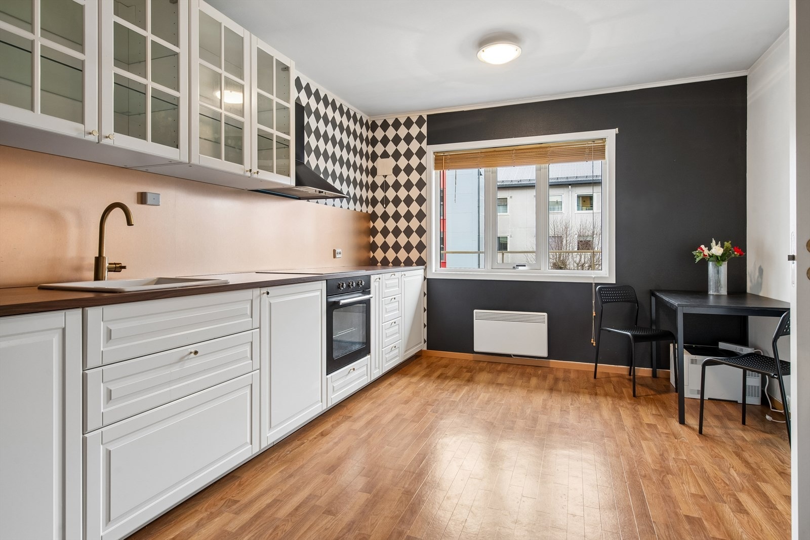 Kjøkkenet ble modernisert i 2024 med ny innredning og integrerte hvitevarer. Galleribilde