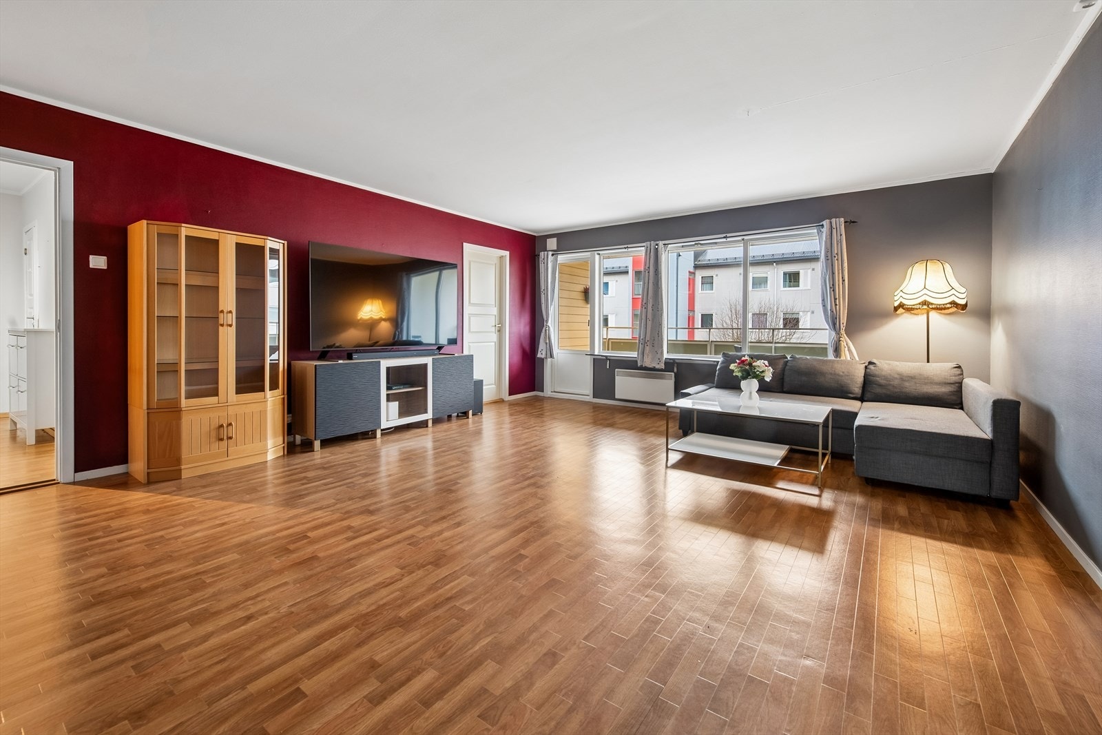 Den romslige stuen har god plass til både sofagruppe og spisebord, med direkte utgang til balkongen. Galleribilde