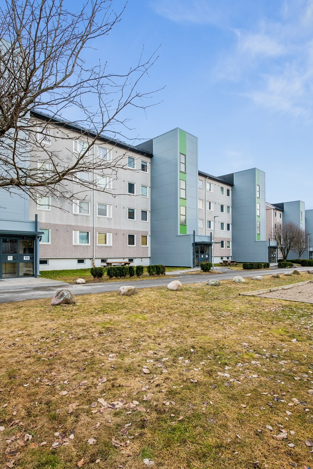 Leiligheten ligger i en lavblokk oppført i 1974, i et etablert og rolig boligområde. Galleribilde