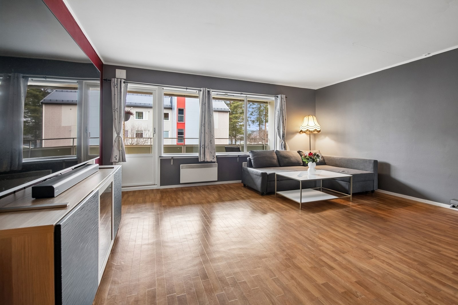 Fra stuen er det utgang til balkongen. Galleribilde