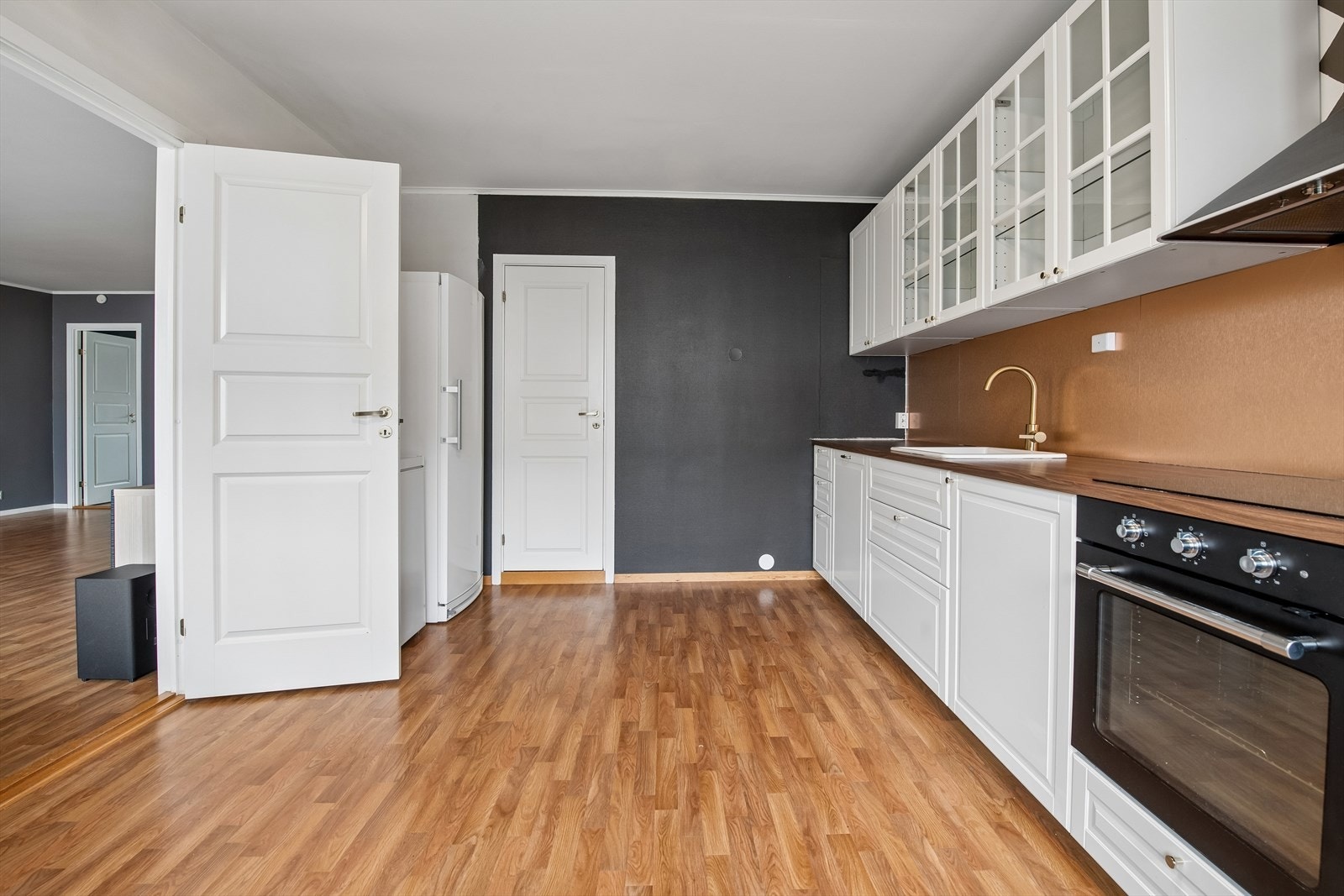 God skap- og benkeplass, med vannavvisende plater over benken og nedfelt porselensservant. Galleribilde