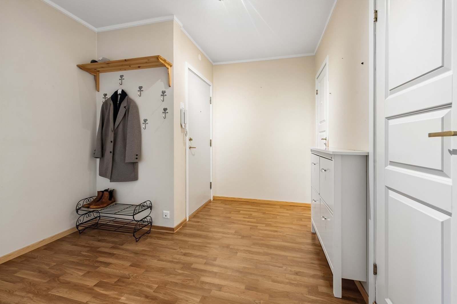 Velkommen inn. Entréen er romslig og fungerer som leilighetens knutepunkt. Galleribilde