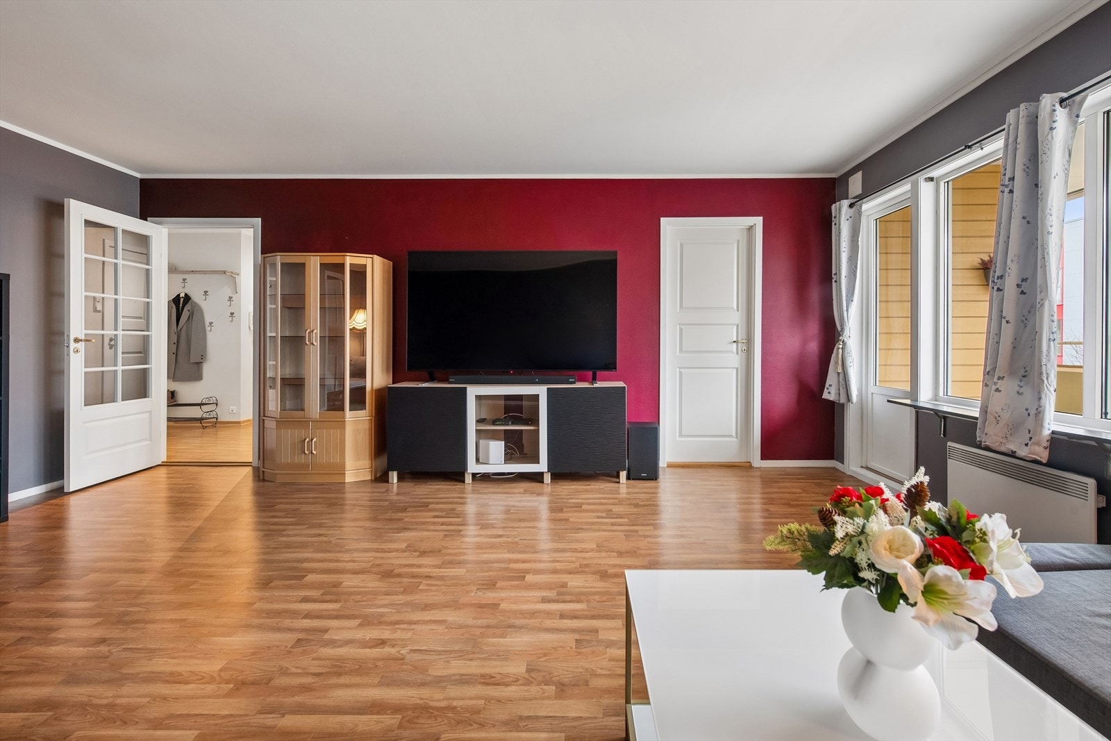 Stuen er et sosialt og fleksibelt rom med flere møbleringsmuligheter. Galleribilde