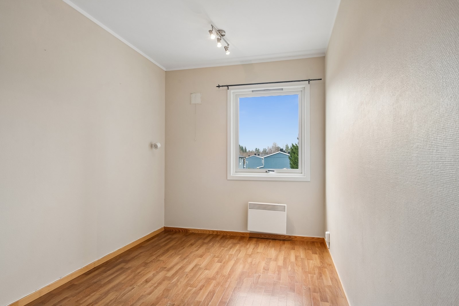 Leiligheten har tre soverom av god størrelse, som gir fleksibilitet for barnerom, gjesterom, hobbyrom eller kontor. Galleribilde