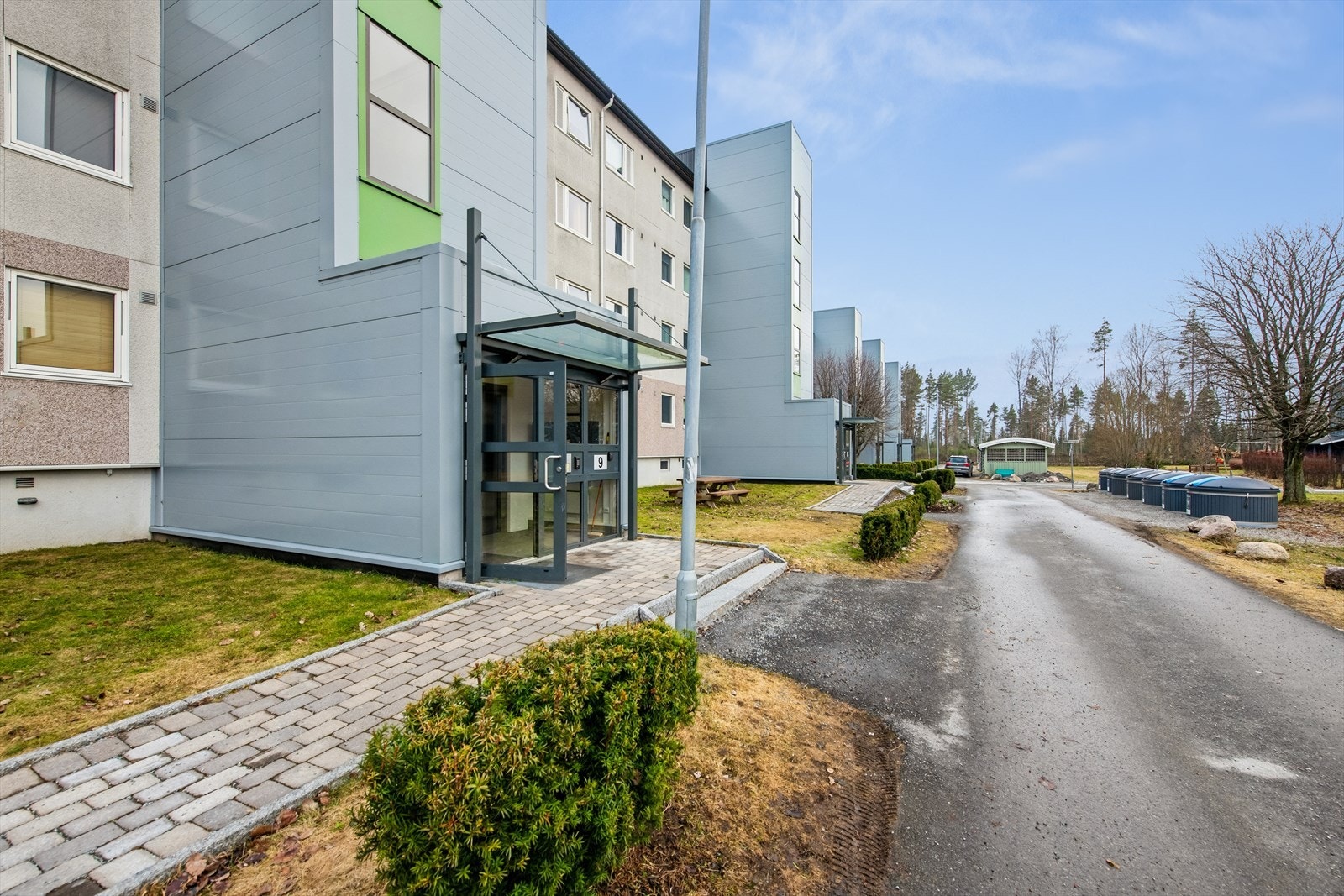 Asfalterte adkomstveier og gangstier i borettslaget. Galleribilde