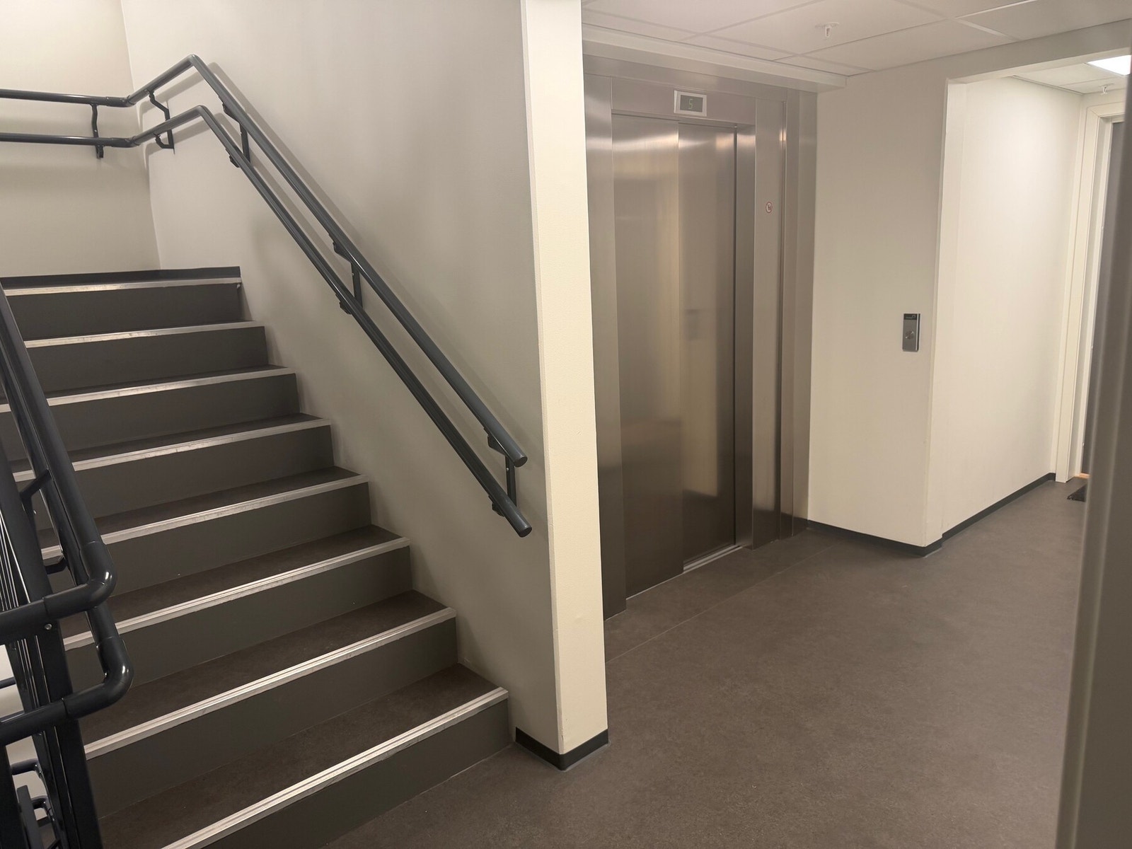 Trappeoppgang med heis Galleribilde