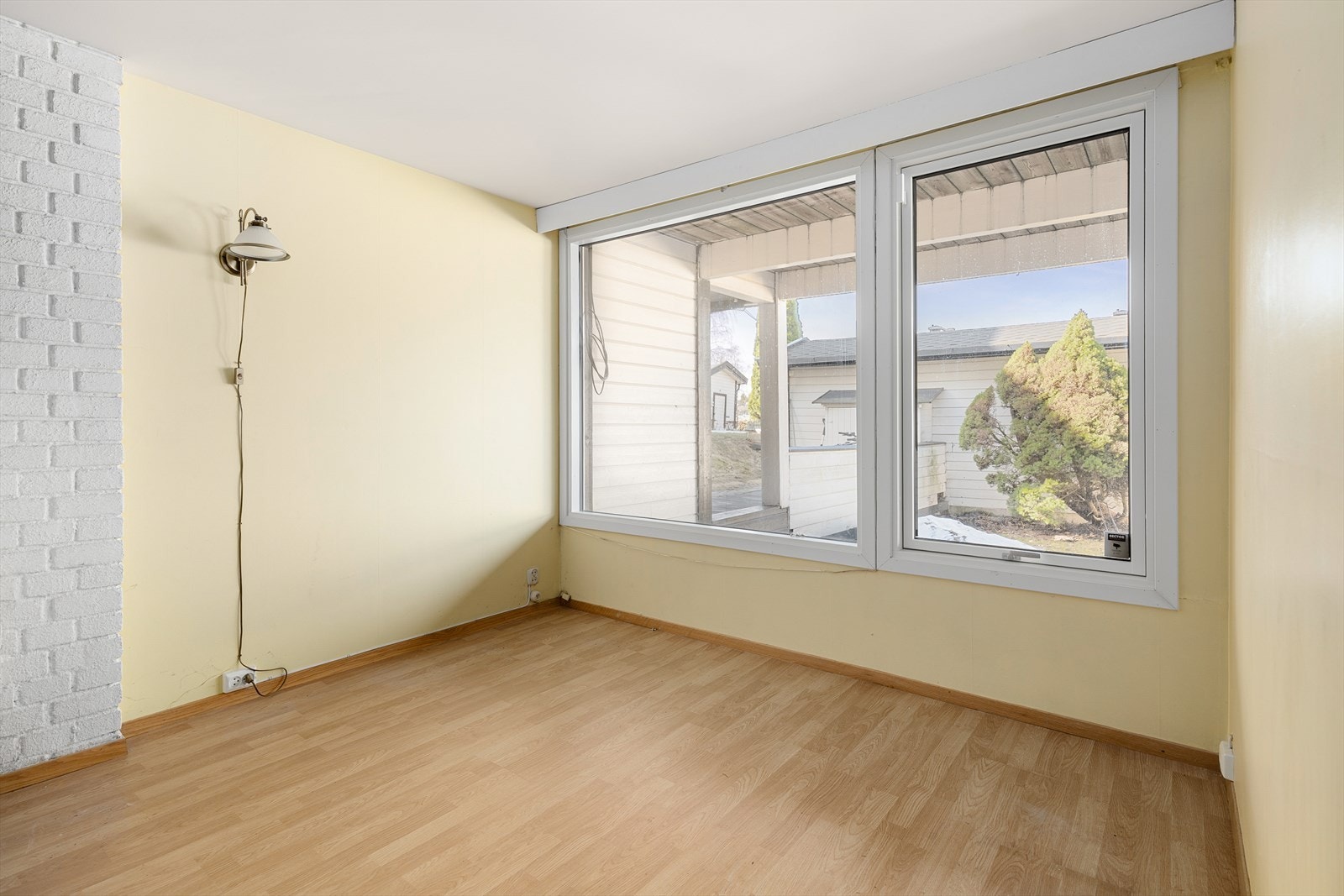 Store vindusflater gir rikelig med naturlig lysinnslipp. Galleribilde