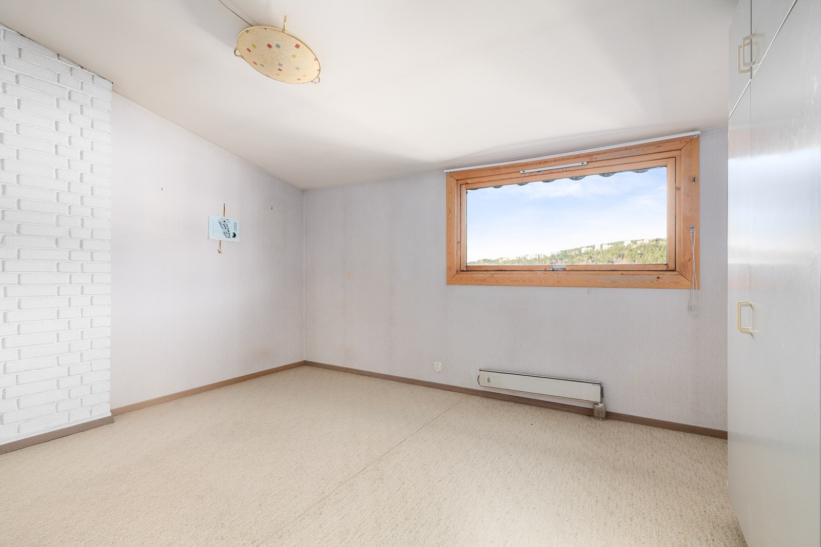 Hovedsoverommet ligger adskilt i den ene enden av boligen. Stor vindusflate med svært lite innsyn. Galleribilde