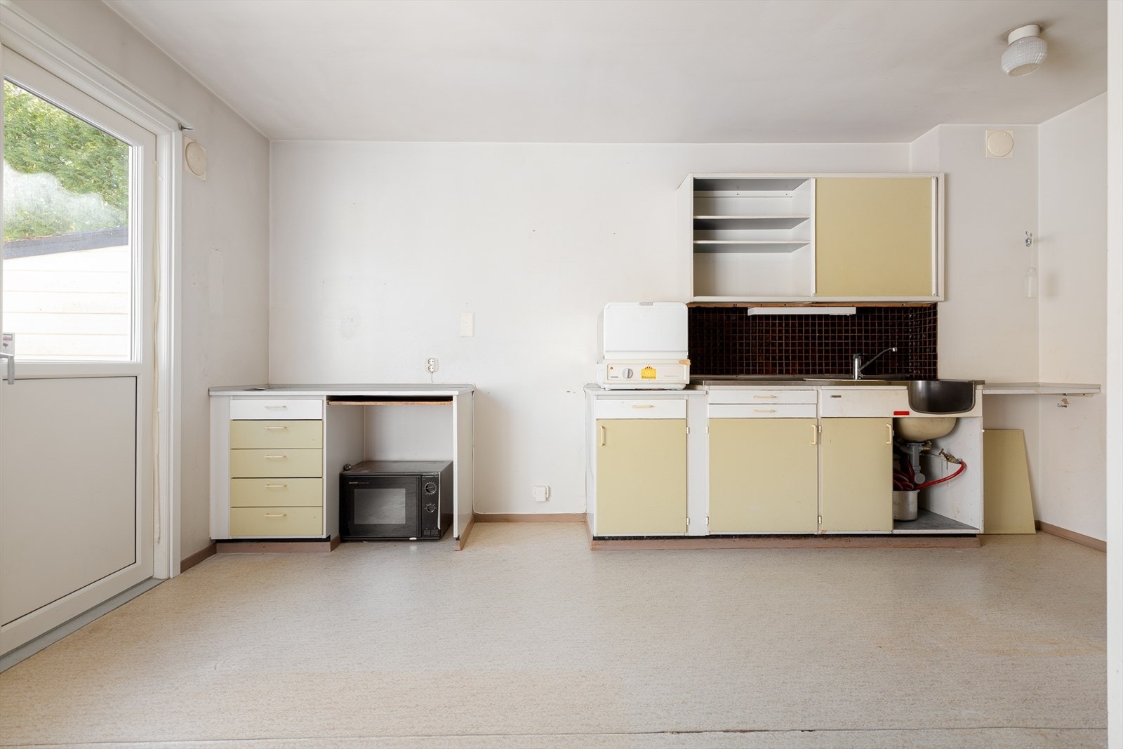 Romslig kjøkken med mange muligheter. Her man kokkelere samtidig som gjestene koser seg på terrassen. Galleribilde