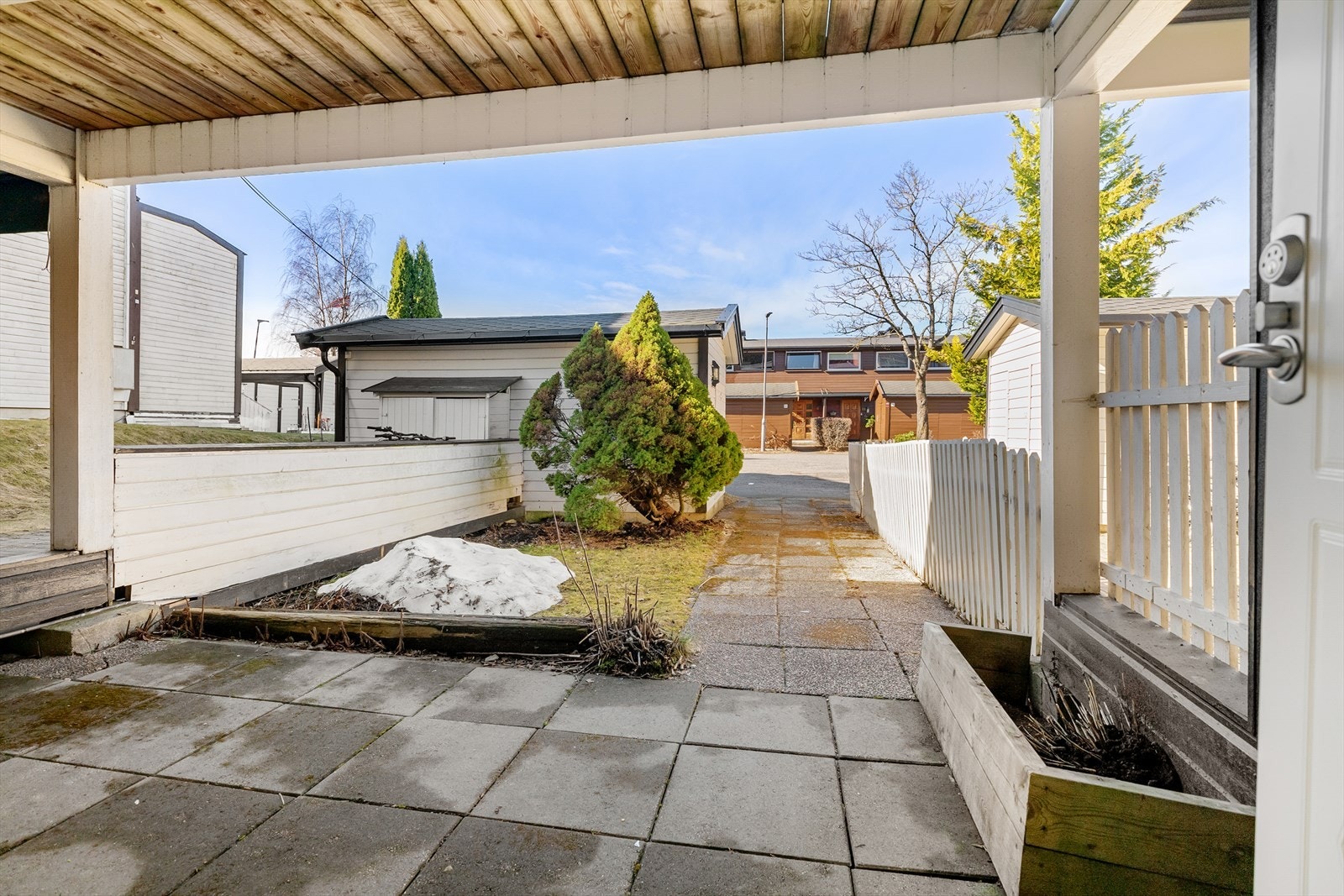 Markterrasse på 11 m² ved inngangpartiet. Her kan morgensola nytes i rolige omgivelser. Galleribilde