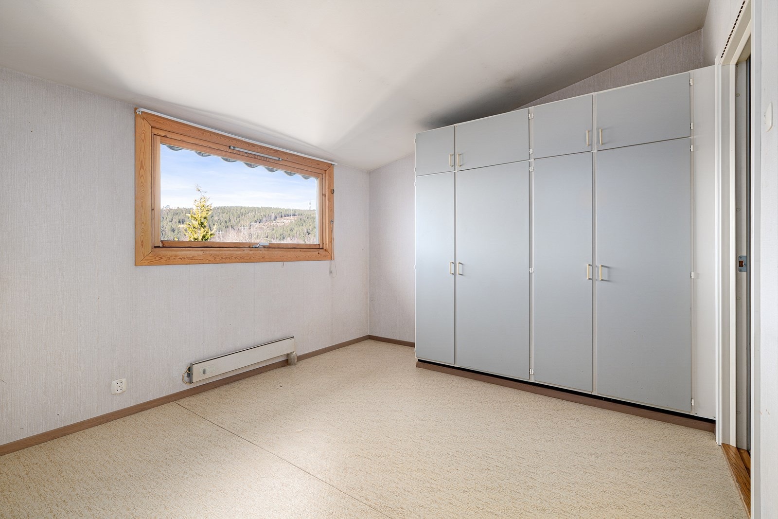 Her er det god plass til dobbeltseng, nattbord og garderobeskap. Galleribilde