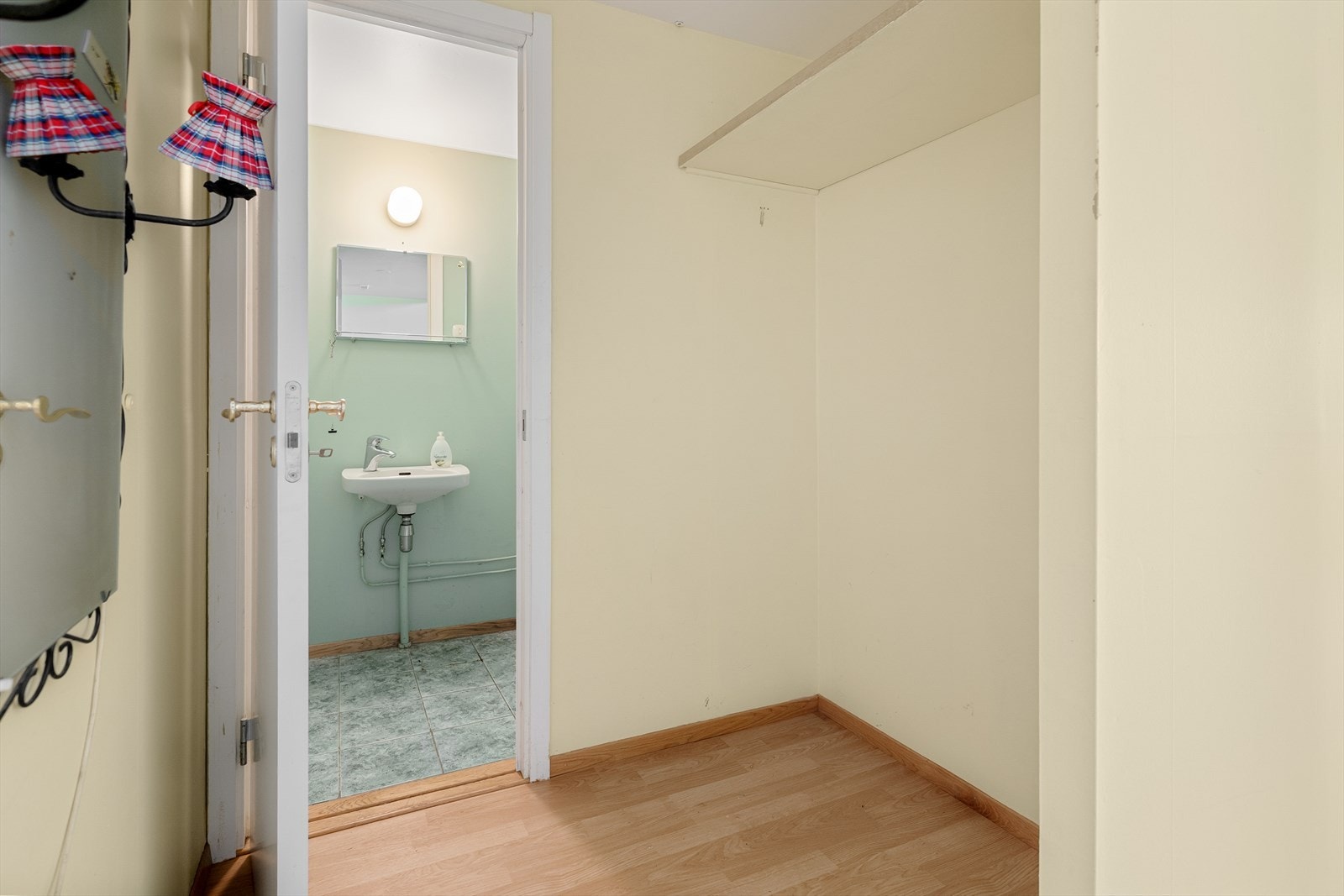 I underetasjen er det god plass til ulike løsninger for oppbevaring av sko og yttertøy. Galleribilde