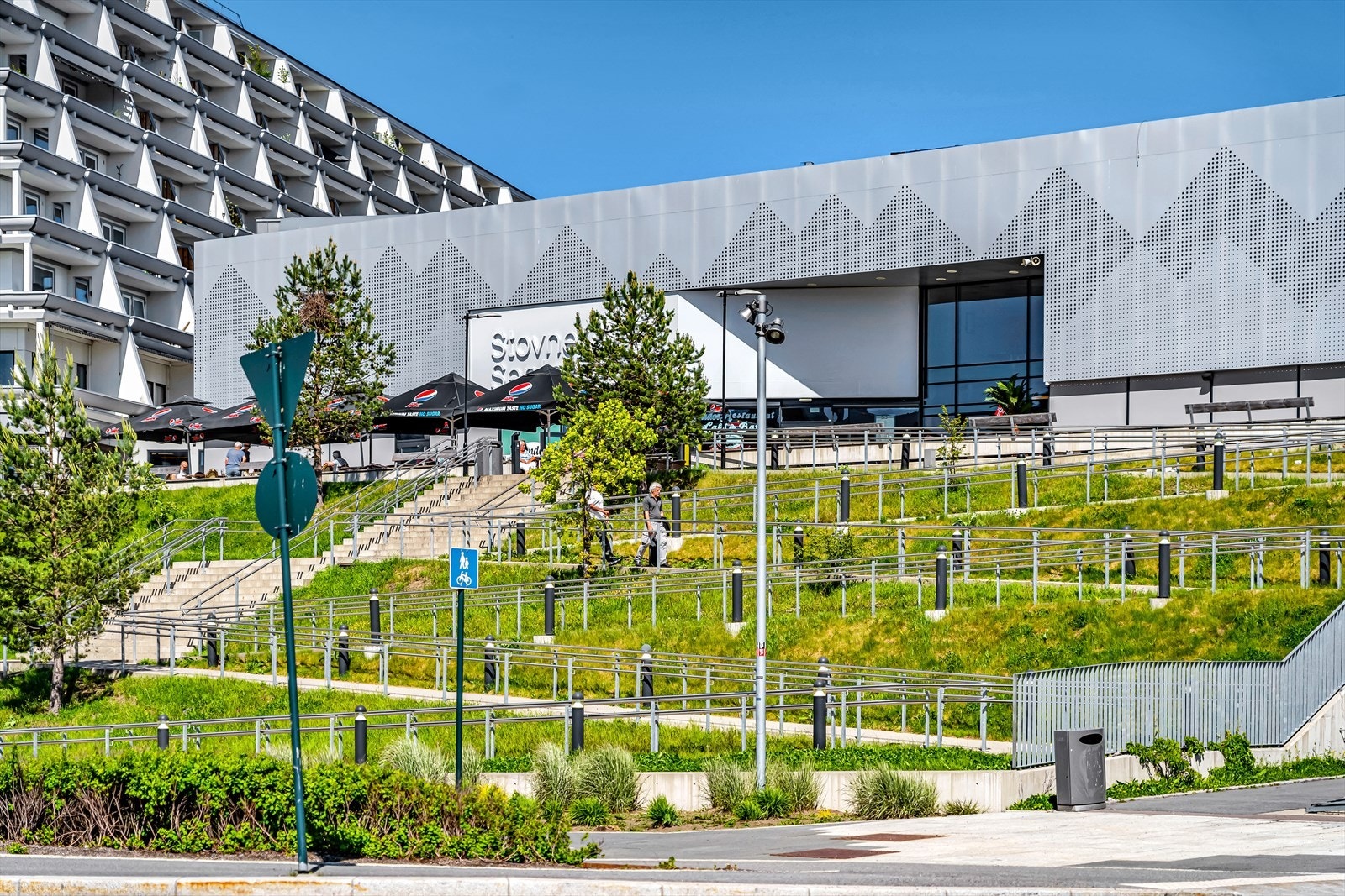 Stovner Senter som ligger like ved leiligheten er ett av landets største kjøpesentre med tilgang til "alt" man trenger i hverdagen. Galleribilde