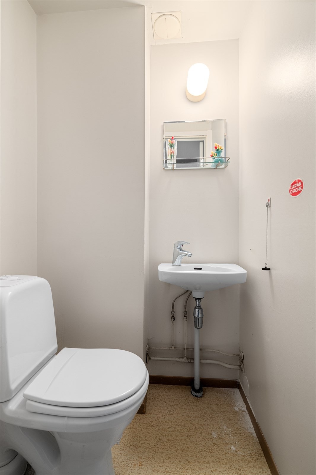 Praktisk med separat wc vegg i vegg med badet. Galleribilde