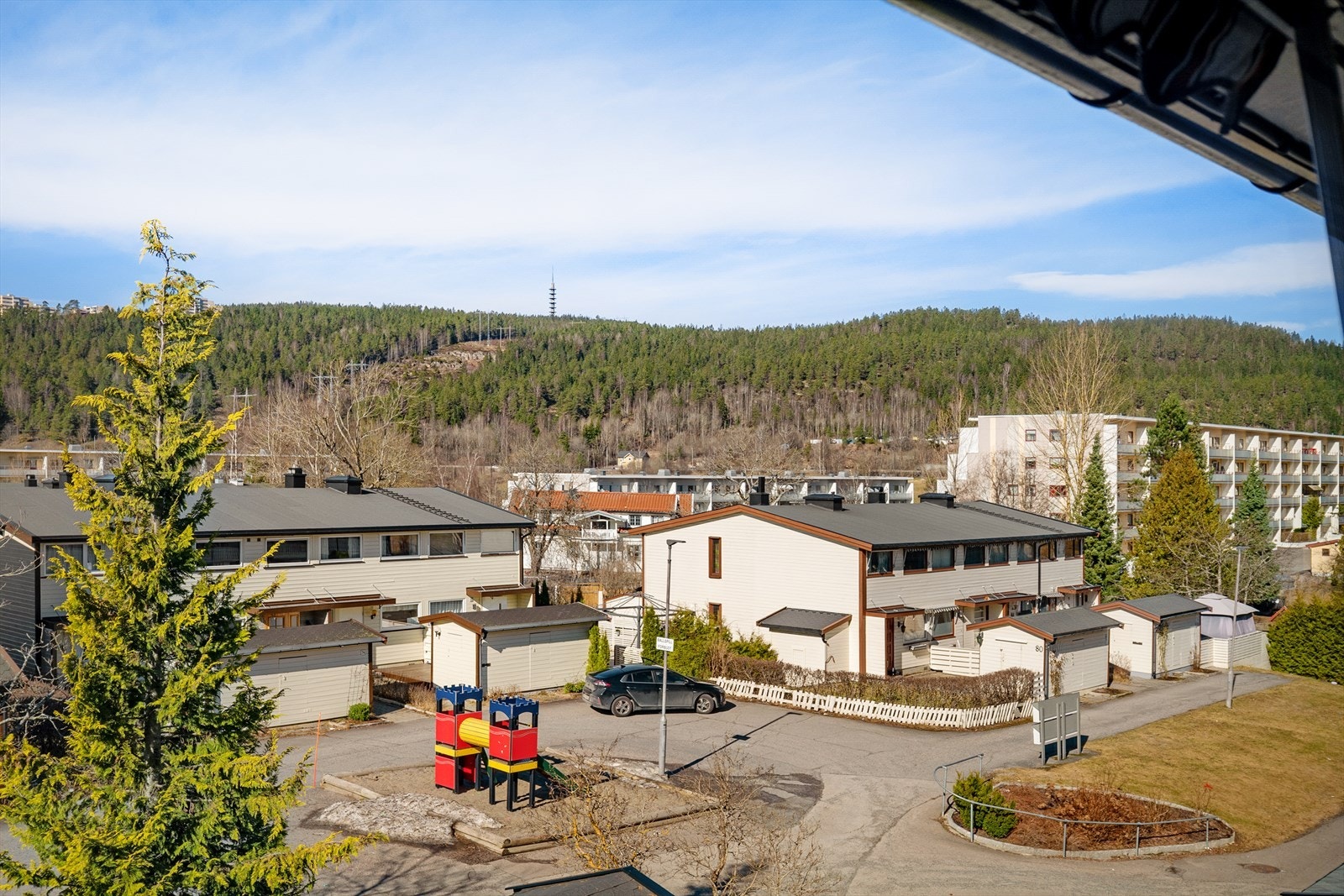 Fra balkong er det hyggelig utsikt over nærområdet. Galleribilde