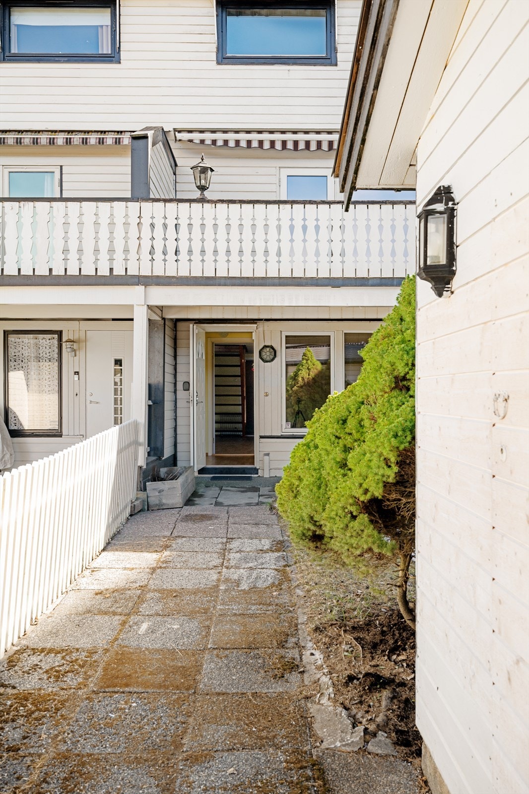 Hyggelig inngangsparti med skjermet uteplass. Galleribilde