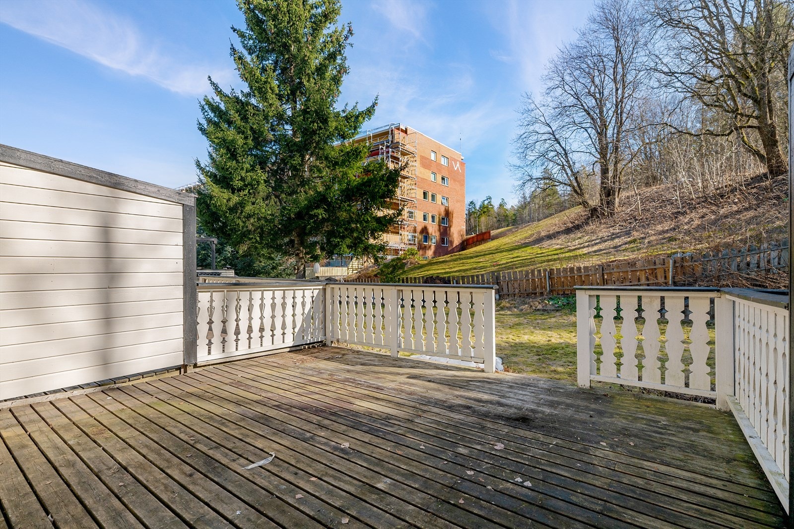 Fra kjøkkenet er det utgang til en stor og herlig markterrasse på hele 17 m². Flott intern beliggenhet med lite direkte innsyn. Galleribilde