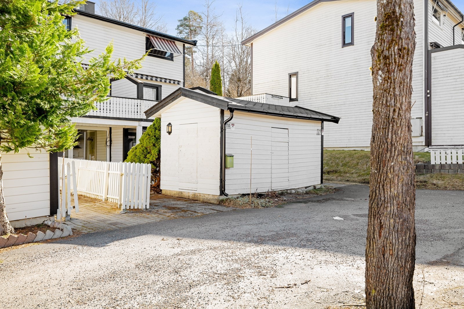 Praktisk utvendig bod med gode lagringsmuligheter. Boligen disponerer en parkeringsplass i felles garasjekjeller. Galleribilde