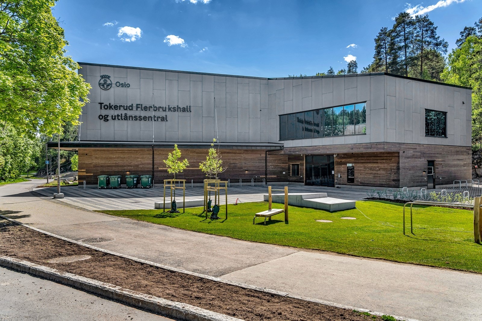 Nylig ferdigstilte Tokerud flerbrukshallen er bare noen få minutters gange fra boligen. Galleribilde