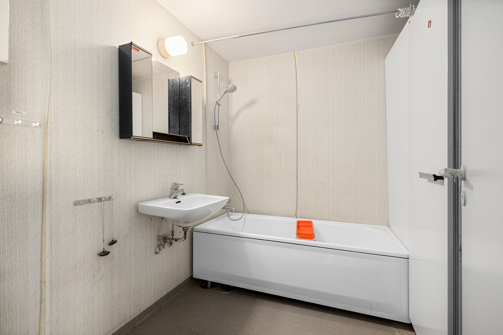 Badet er av fin størrelse - her kan du pusse opp og innrede etter eget behov. Galleribilde