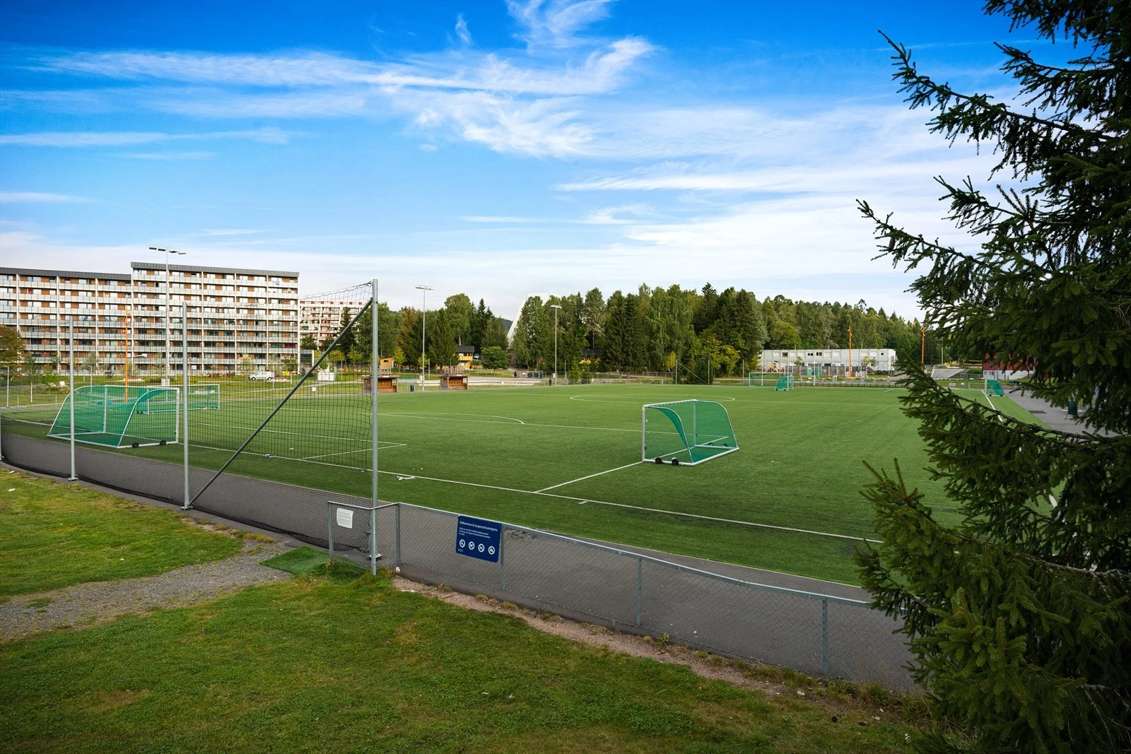 I nærområdet er det mange fritids- og rekreasjonsmuligheter, blant annet Jesperudjordet som er avbildet her. Galleribilde