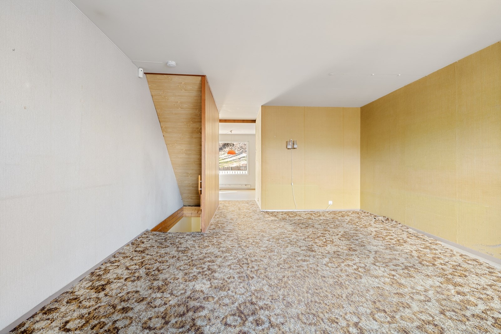 Boligen har en åpen stue- og kjøkkenløsning med plass til flere sittegrupper og soner. Galleribilde