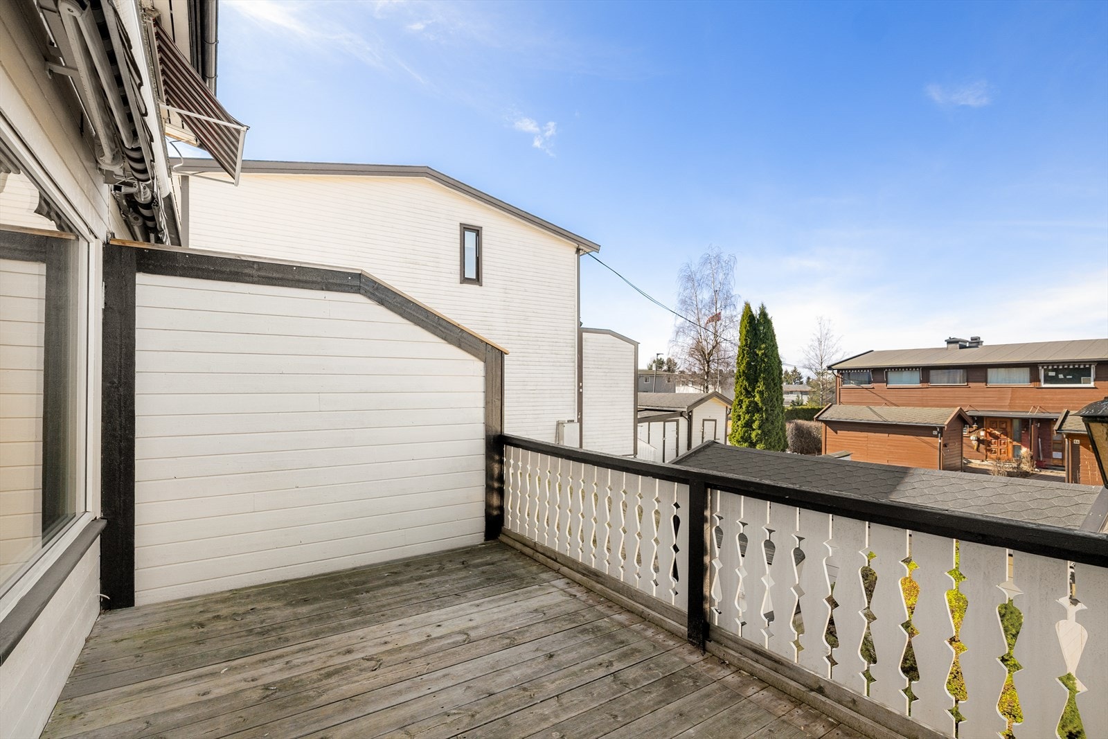 Vestvendt balkong med god plass til utemøbler og grill. Galleribilde