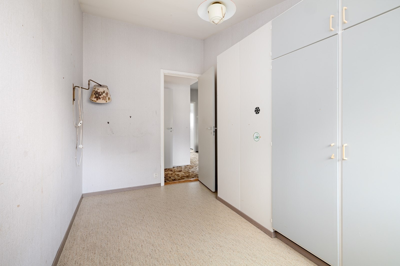 Takhøyden i etasjen gjør at soverommene oppleves romslige. Galleribilde