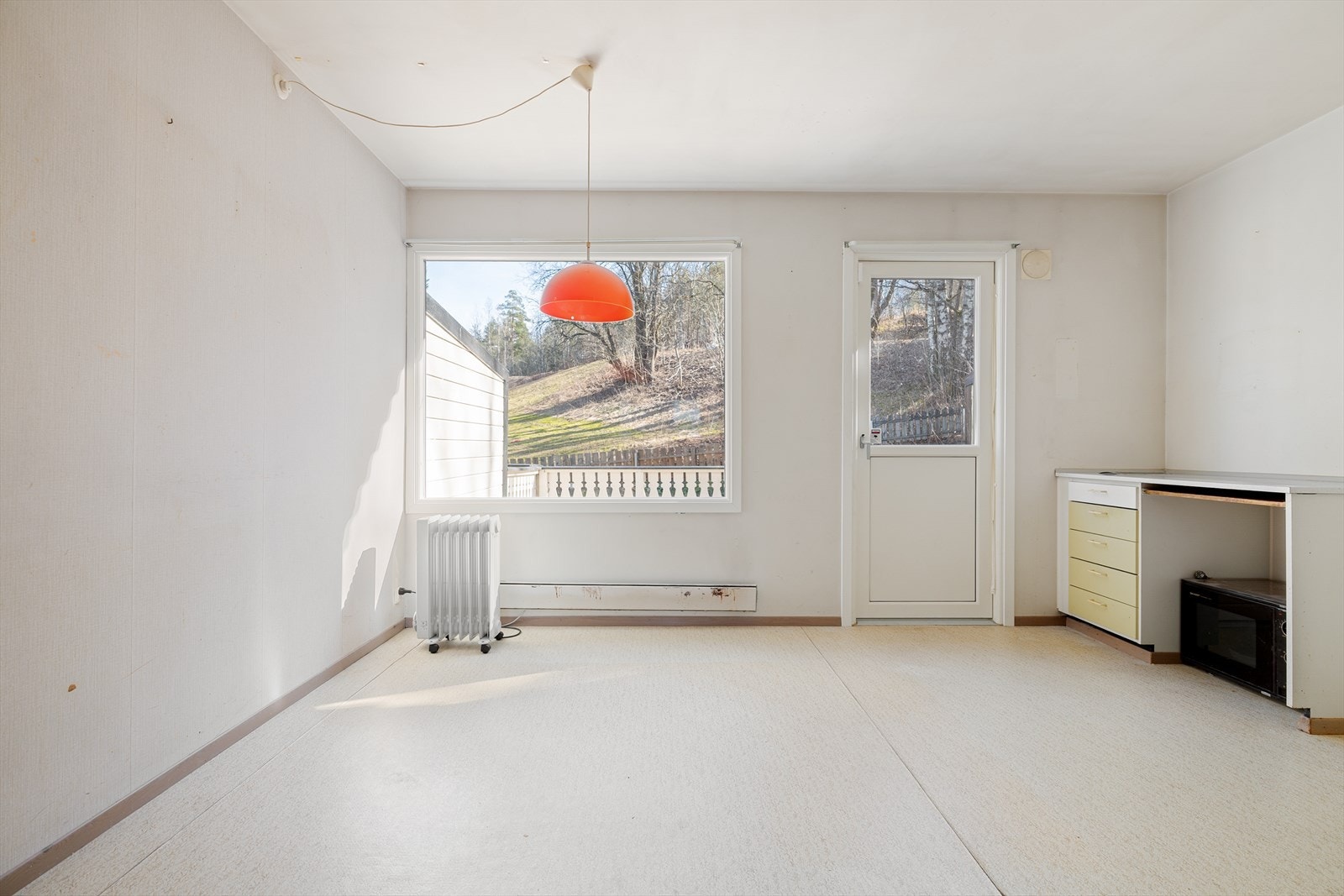 Gjennomgående planløsning og store vindusflater gir gode lys- og solforhold. Galleribilde