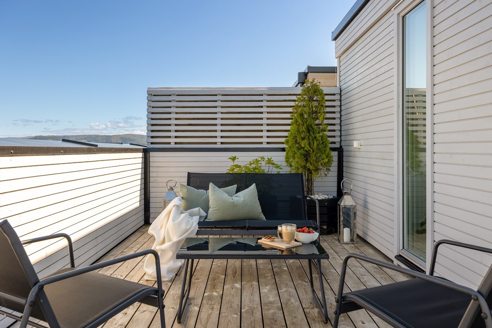 Takterrassen er solrik og har flott utsikt. Plass til å møblere flere sittegrupper. Galleribilde