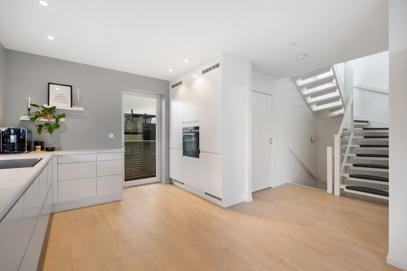 Kjøkkenet er i åpen løsning, innredet med god skap- og benkeplass samt integrerte hvitevarer. Galleribilde