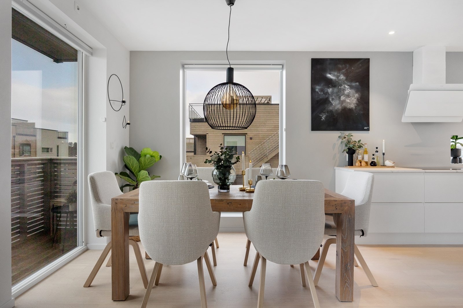 God plass til spisebord for hele familien Galleribilde