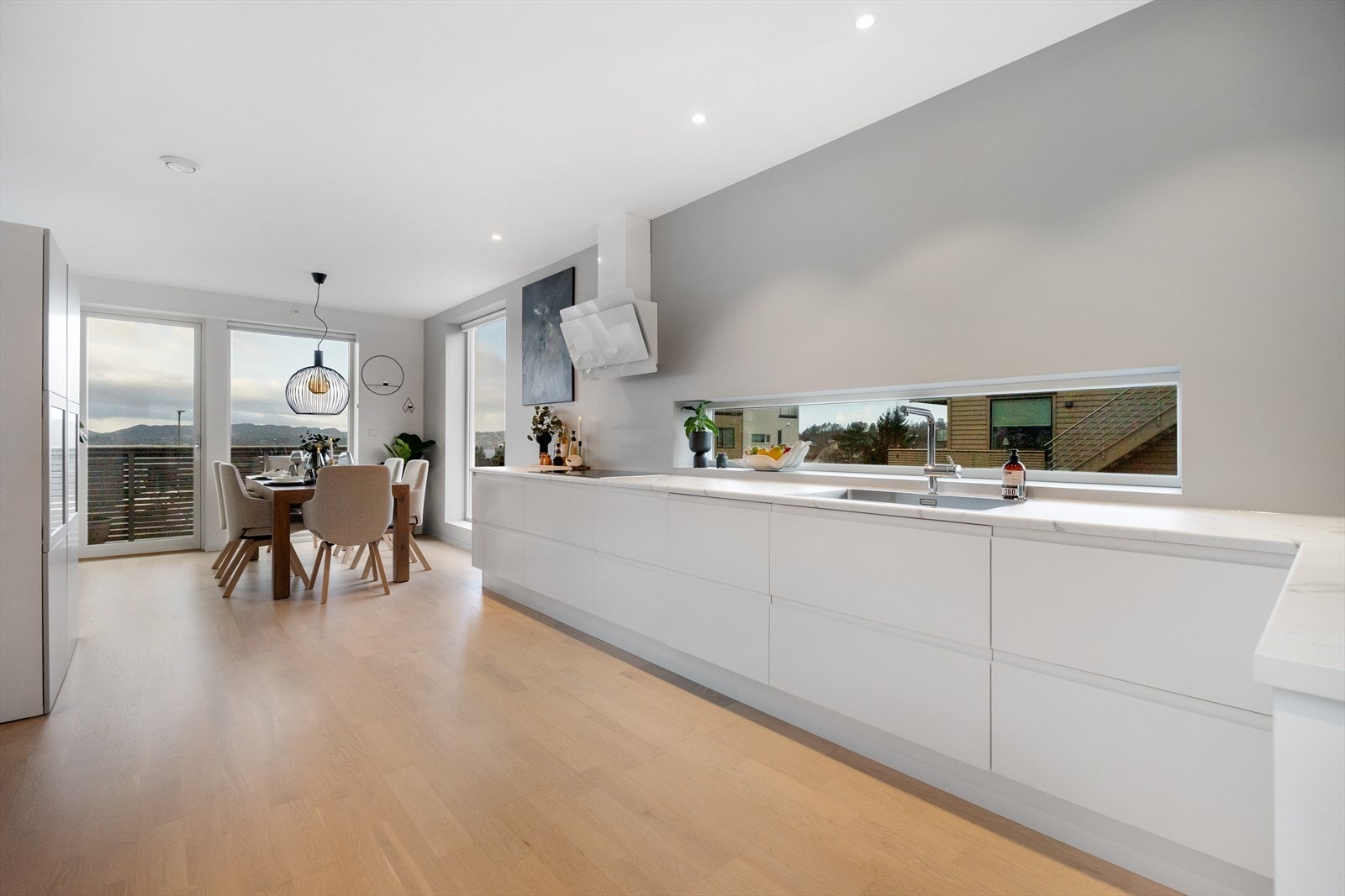 Store vindusflater gir godt lysinnslipp Galleribilde