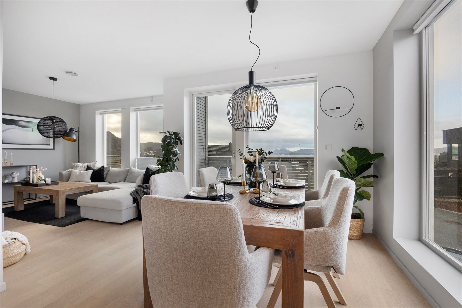 Utgang til terrasse fra stuen Galleribilde