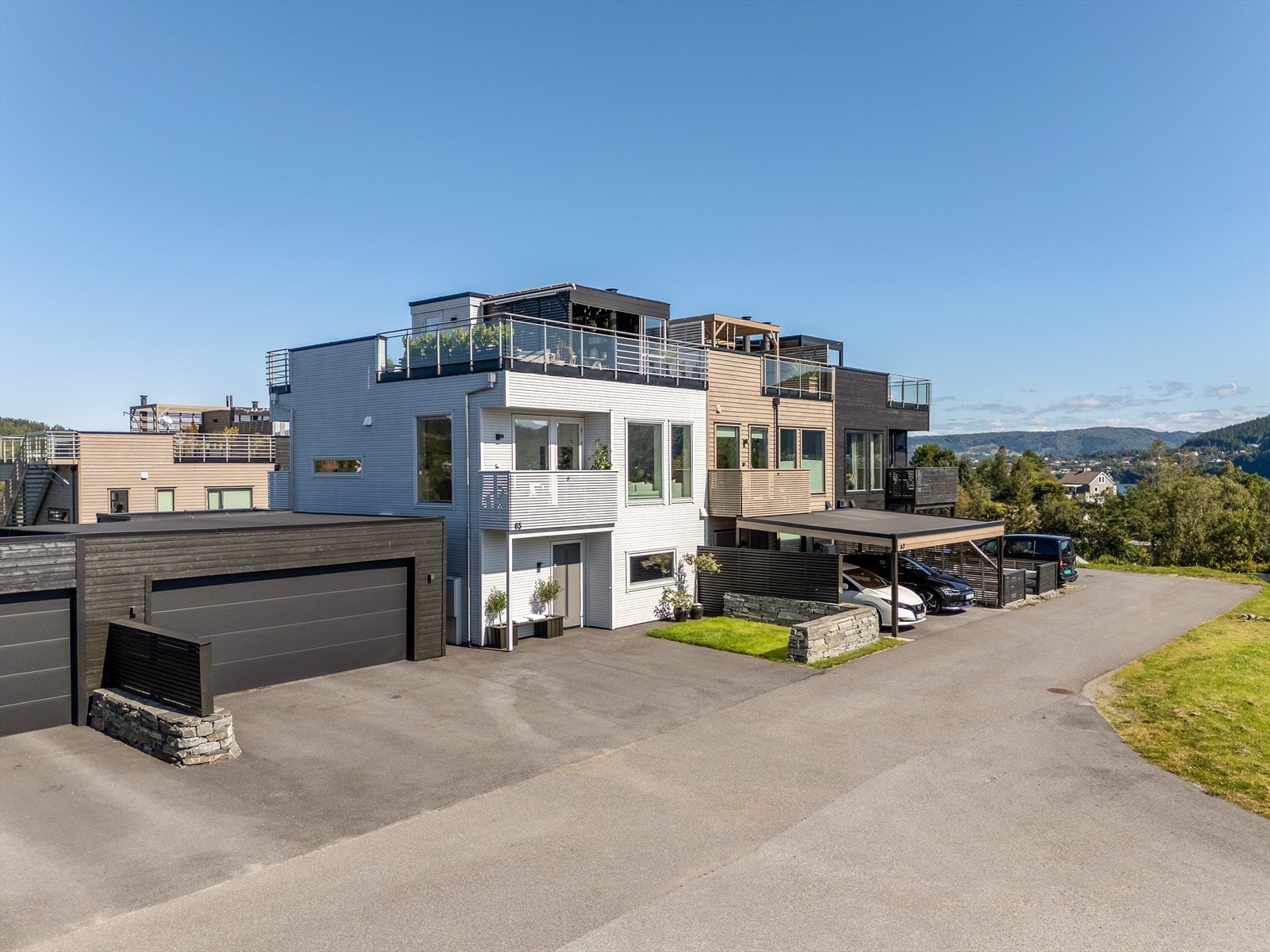 Boligen har god beliggenhet i feltet. Solrikt med flott utsikt. Parkering i dobbel garasje. Galleribilde