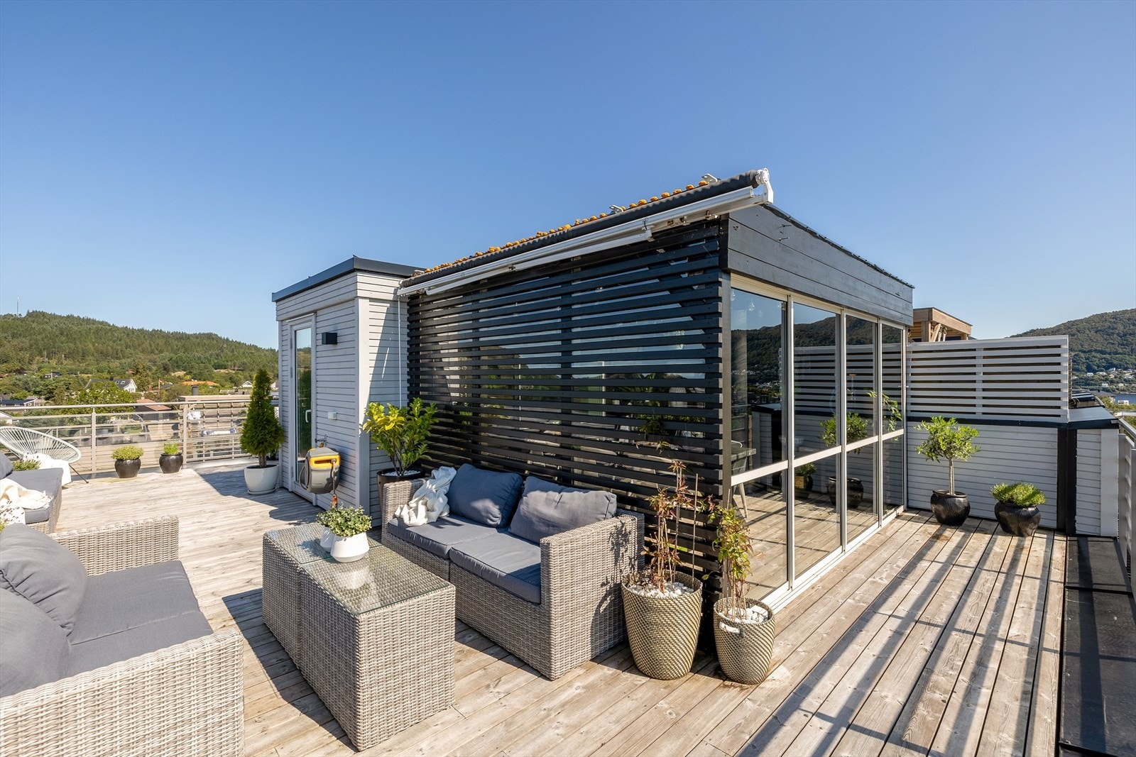Takterrassen er solrik og har flott utsikt. Plass til å møblere flere sittegrupper. Galleribilde