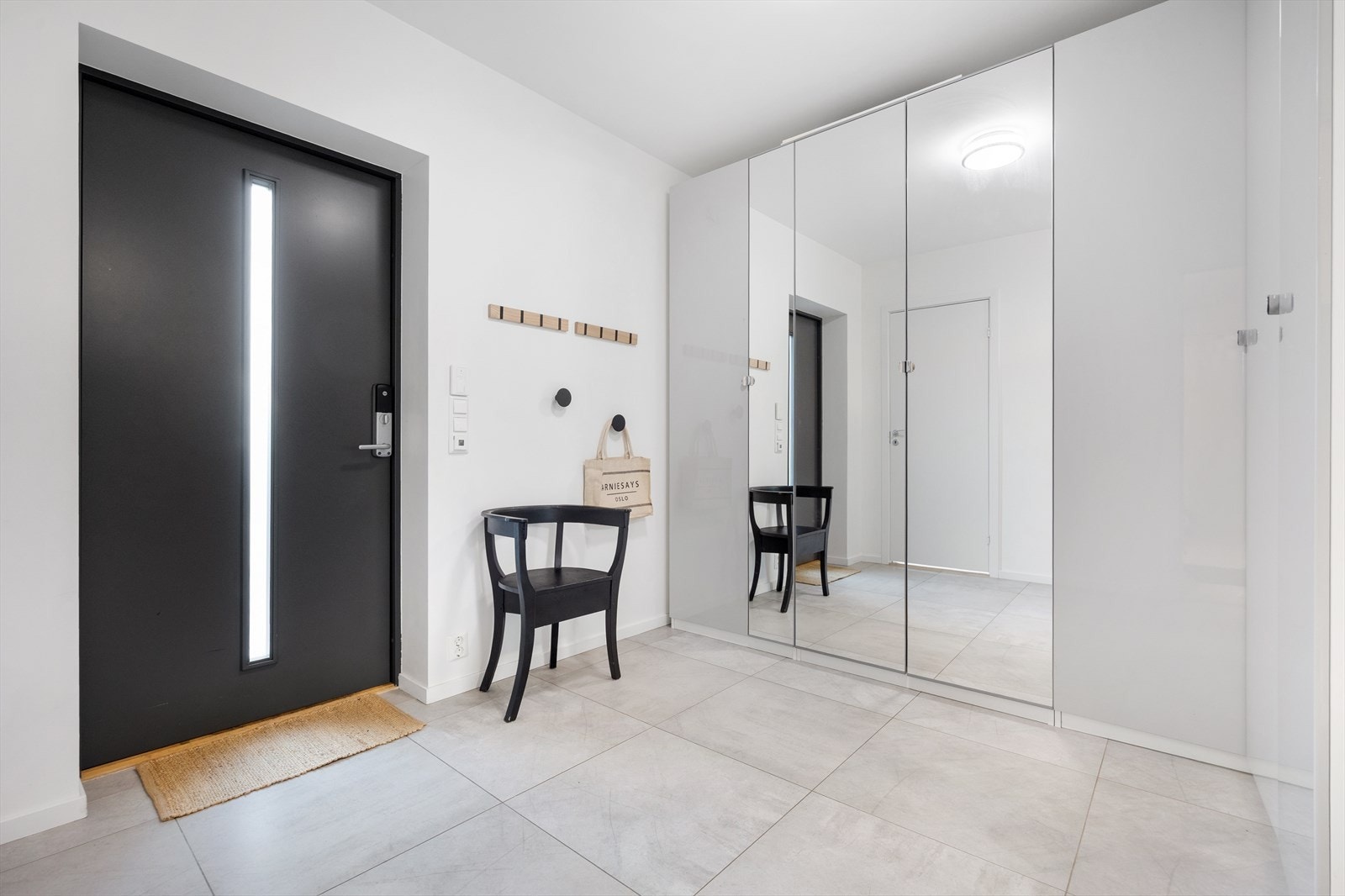 Entreen er romslig med fliser på gulv og varmekabler Galleribilde