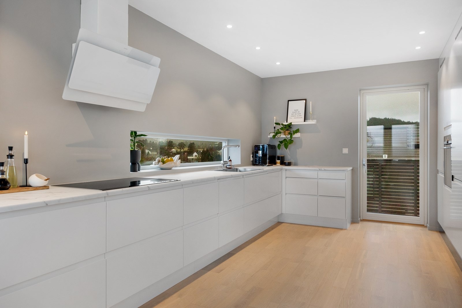 Utgang til terrasse fra kjøkkenet Galleribilde