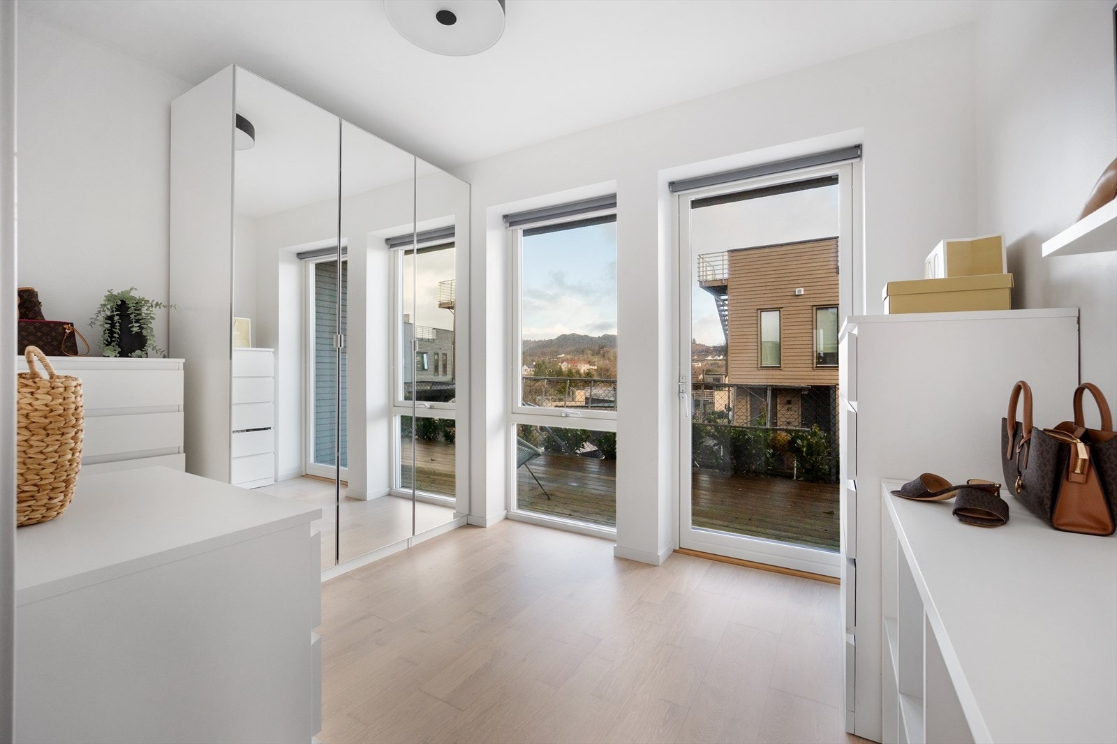 Soverom 3 er i dag benyttet som garderobe og har utgang til terrasse i bakkant av boligen. Galleribilde