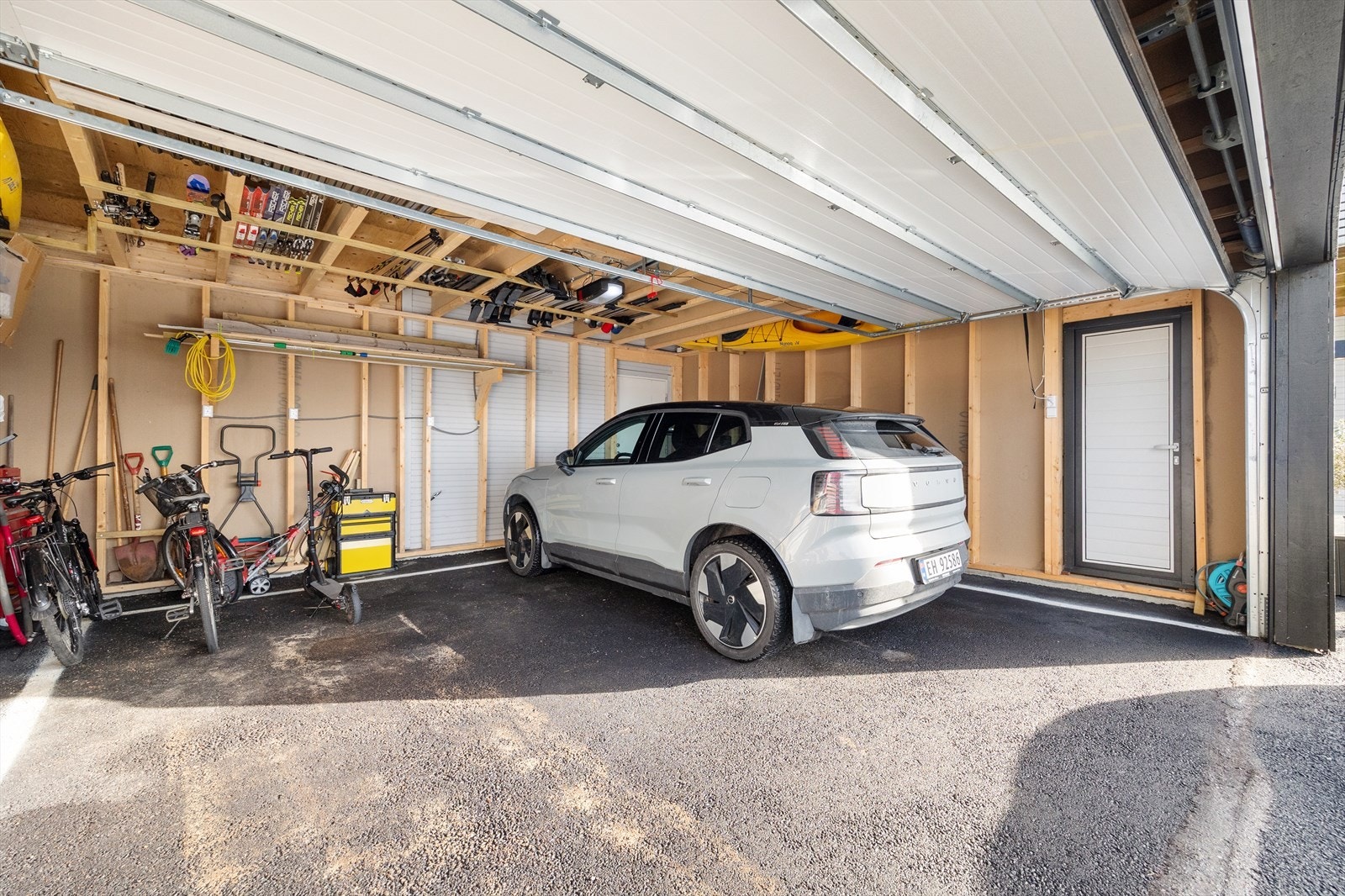 Her er plass til to biler. Det er også god lagringsplass i bod. Galleribilde